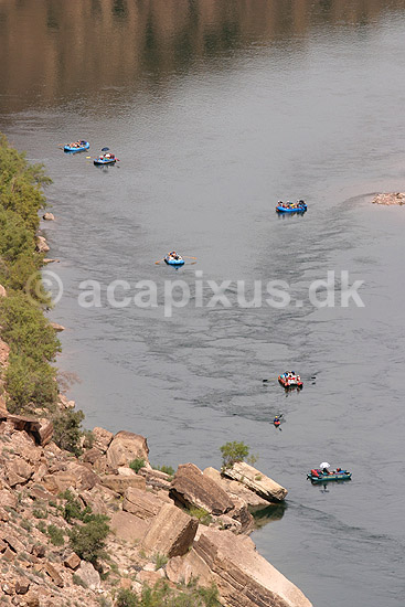 Raftere p� Colorado floden. Raftere p� vej ned af Colorado River i Marble Canyon. Rafting i Grand Canyon National Park.; ; Marble Canyon / Grand Canyon National Park / Arizona; USA; Nord Amerika; ; Floder, vandl�b, vand, slugter, erosion