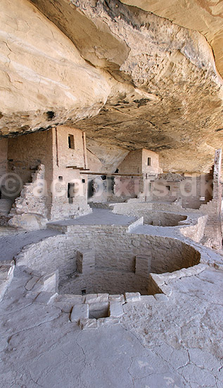Balcony Houce. Balcony Houce med kiva i forgrunden i Mesa Verde National Park. En af Anasazi indianernes efterladte byer.; ; Mesa Verde National Park / Colorado; USA; Nord Amerika; ; Ancestral pueblo indianere, Ancestral puebloans