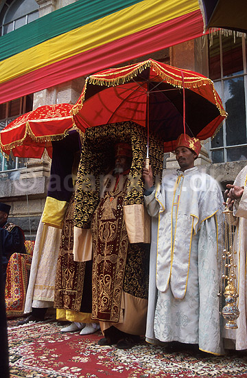 Den Hellige Ark. Koptiske pr�ster b�rer replica af Den Hellige Ark - Arken - ved religi�s festival i Addis Ababa; ; Addis Ababa; Ethiopien; Afrika; ; Kirke, kirker, kristendom, religion, koptisk, Etiopien
