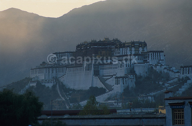 Potala Palace. Potala paladset set fra Jokhang templet ved solnedgang; ; Lhasa; Tibet / Kina; Asien; ; Himalaya
