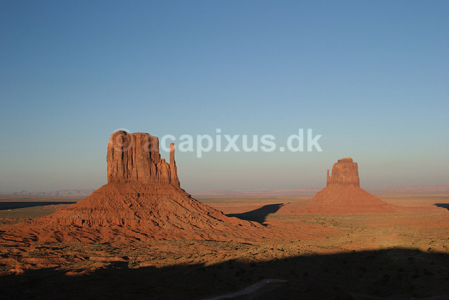 Monument Valley Navajo Tribal Park. The Mittens Butte i Monument Valley Navajo Tribal Park; ; Monument Valley Navajo Tribal Park / Utah og Arizona; USA; Nord Amerika; ; Erosion, Wild West
