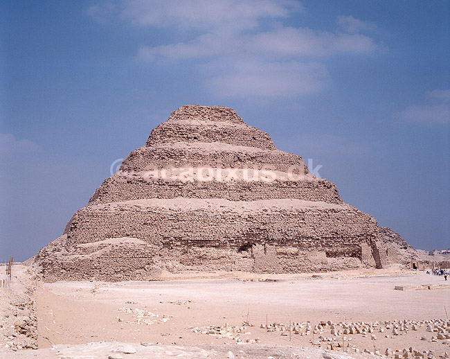 Trinpyramide. Trin pyramiden i Saqqara (Step pyramid). Bygget af Kong Zosser i �r 27 f�r Kristus; ; Saqqara / Cairo; Egypten; Afrika; ; sights, pyramider, turistsev�rdigheder, egyptologi, pharaoer, historie