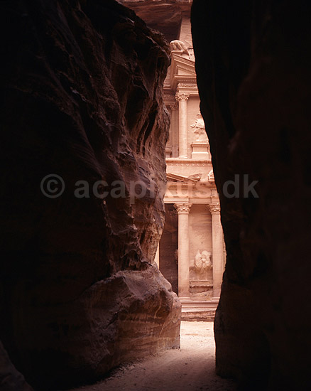 Petra. For enden af as Siq slugten skimptes Al Khazneh = The Treasury; ; Petra; Jordan; Asien; ; sights, turistsev�rdigheder, historie