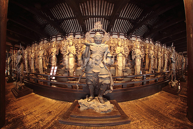 Sanjusangendo. De 1001 buddafigurer i Sanjusangen-do i Kyoto; ; Sanjusangen-do / Kyoto; Japan; Asien; ; templer buddisme buddhism buddistisk