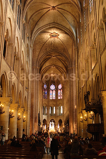 Notre Dame. Hovedskibet i Cathedrale Notre-Dame; ; Cath�drale Notre-Dame / Paris; Frankrig; ; ; Sev�rdigheder, kirke, kirker, kristendom, religion, katolsk, katolicisme, katolik, katolikker