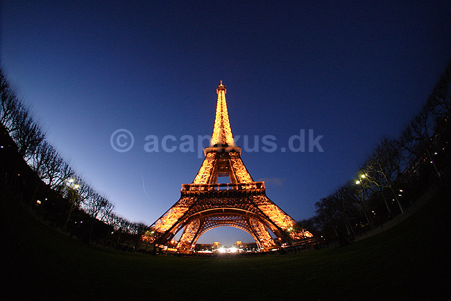 Eiffel T�rnet. Eiffel T�rnet i skumringen; ; Tour Eiffel / Paris; Frankrig; ; ; Sev�rdigheder, st�l, metal, t�rne