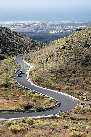 Gran Canaria. To biler på bjergvej på Gran Canaria. I baggrunden Playa Engles og Las Palomas; ; Gran Canaria; Spanien; ; landskaber; De Kanariske Øer
