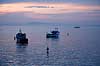 Fiskerbde. Fiskerbde i solnedgang ligger fortjet ud for Sorrento i Italien  Sorrento Italien Europa  fiskeri, havfiskeri, solnedgange