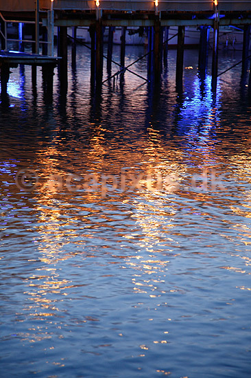 Reflektioner. Lys reflekteres i bølger på vandoverfladen; ; Sorrento; Italien; Europa; ; farve, farver, stemninger, stemning, brænding, bølger, romantik, vand
