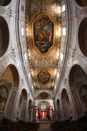Katedral i Sorrento. Loftsmaleri og alter i Sorrento's Cathedral i Sorrento; ; Sorrento; Italien; Europa; ; Kirker, fiskeøje