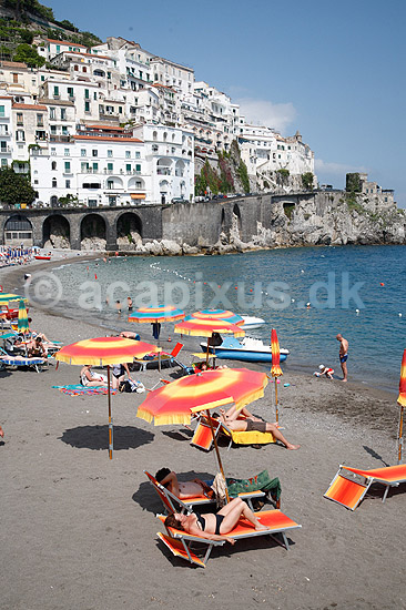 Amalfi. Badestrand ved Amalfi; ; Amalfi / Sorrento halvøen; Italien; Europa; ; Strande, badeliv, ferie, ferieliv, solbadning, vandkant, liggestole, parasoller, Middelhavet