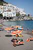 Amalfi. Badestrand ved Amalfi  Amalfi / Sorrento halven Italien Europa  Strande, badeliv, ferie, ferieliv, solbadning, vandkant, liggestole, parasoller, Middelhavet