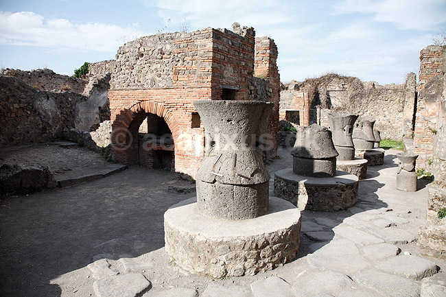 Pompeii. Bageri med m�llestene og ovn i Pompeii; ; Pompeji / Pompei / Pompeii / Napoli / Campania; Italien; Europa; ; Ark�ologi, vulkaner, vulkanudbrud, pyroplastisk flow, pyroplasma, Vesuvius, Vesuv, naturkatastrofer, turistsev�rdigheder, sev�rdigheder, turisme, Romerriget, romerne, ruiner, ruinbyer