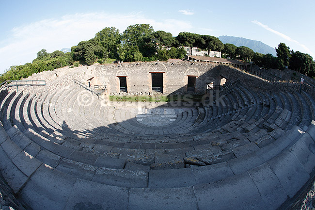 Pompeii. Teatro piccolo (Det Lille Teater) i Pompeii; ; Pompeji / Pompei / Pompeii / Napoli / Campania; Italien; Europa; ; Ark�ologi, vulkaner, vulkanudbrud, pyroplastisk flow, pyroplasma, Vesuvius, Vesuv, naturkatastrofer, turistsev�rdigheder, sev�rdigheder, turisme, Romerriget, romerne, ruiner, ruinbyer
