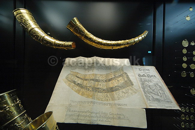 Guldhorn. Kopier Guldhornene p� National Museet; ; National Museet / K�benhavn; ; ; ; Nationalklenodier, klenodier, kulturskatte, skatte, sev�rdigheder, historie