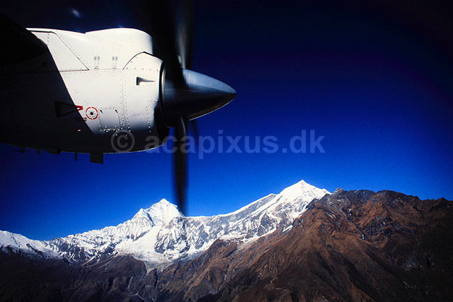 Himalaya bjergene. Daulagiri og Tukuche Peak set fra fly p� vej til Jomsom ( Scan af KOL1180 ) ; ; Himalaya bjergene; Nepal; Asien; ; Bjerge, propelfly, propel, propeller, sne