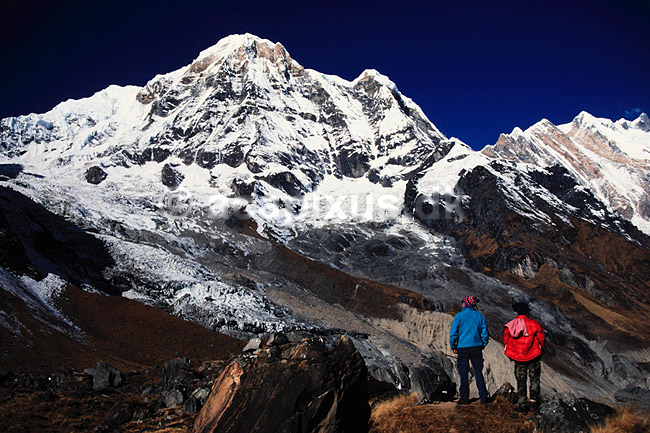 Annapurna South. Trekkere beundrer Annapurna South (7219 m) ved Annapurna Base Camp ( Scan af KOL1233 ) ; ; Annapurna Base Camp / Himalaya bjergene; Nepal; Asien; ; Bjerge, sne