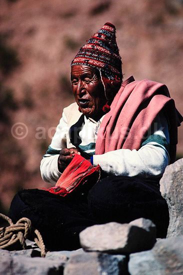 Quechua indianer. Gammel mand p� �en Taquile p� Titicaca s�en ( Scan af KOL2042 ) ; ; Titicaca S�en; Peru; Sydamerika; ; 