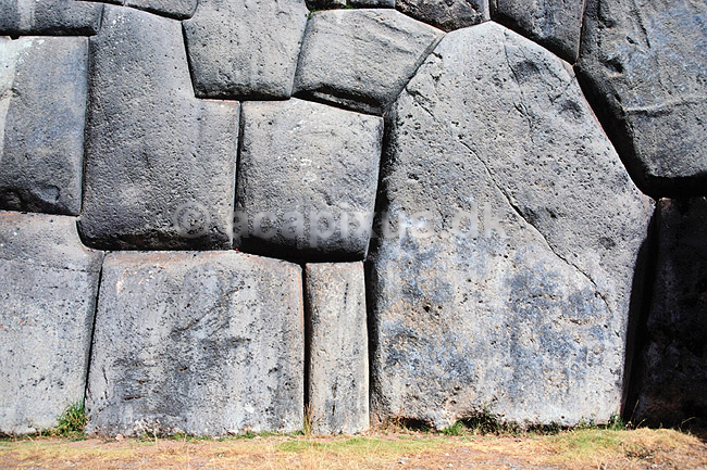Sacsayhuaman. Sacsayhuaman, detaillie af mur Inca ruin, kasserne for soldater ( Scan af KOL1897 ) ; ; Cuzco; Peru; Sydamerika; ; Inka, inkaer, incaer, byggeteknik