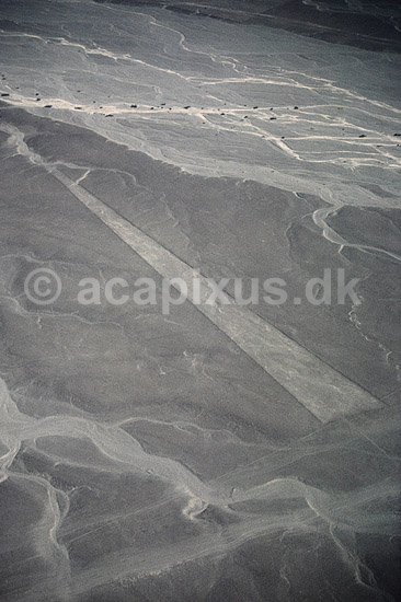 Nazca linier. Nazca linier - Triangel - Preinca figurer i �rken, funktion endnu diskutabel. Dannet ved at m�rke sten p� overfladen er flyttet til siden. ( Scan af KOL1867 ) ; ; Nazca; Peru; Sydamerika; ; Nazcalinerne, luftfoto