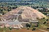 Teotihuacan. Teotihuacan - M�nepyramiden set fra Solpyramiden ( Scan af KOL6683 )   Teotihuacan Mexico Nordamerika  M�nepyramide, pyramide, pyramider, UNESCO World Heritage Site