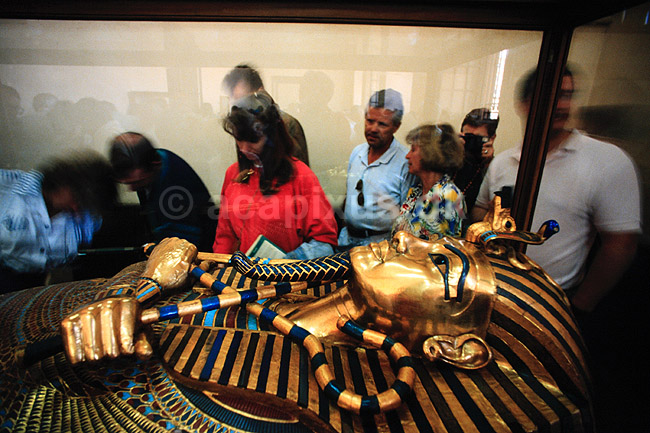 Tutankhamun. Tutankhamun's mumiekiste p� Egyptologisk Museum, Cairo - Udsnit af den midterste af t.'s 3 mumiekister ( Scan af KOL111 ) ; ; Egyptologisk Museum / Cairo; Egypten; Afrika; ; guld, guldskat, guldskatte, museer, pharao, pharaoer