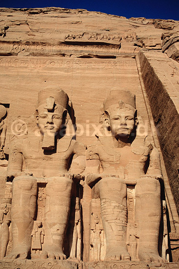 Abusimbel. Ramses II Templet i Abu Simbel - To af fire RamsesII figurer - Templet er dediceret Ra-Herakhty, Amun og Ptah ( Scan af KOL152 ) ; ; Abu Simbel; Egypten; Afrika; ; 