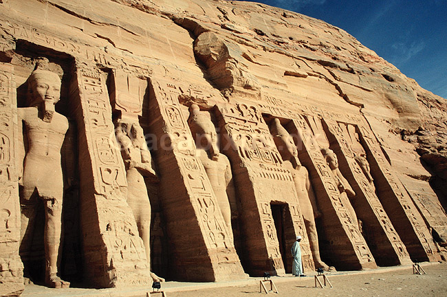 Abusimbel. Hathor Templet i AbuSimbel - Fire figurer af RamsesII og to af hans favorit-hustru Dronning Nefertari. Templet er dediceret Hathor. ( Scan af KOL156 ) ; ; Abu Simbel; Egypten; Afrika; ; 