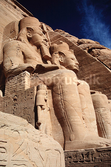 Abusimbel. RamsesII Templet i AbuSimbel - De to h�jre RamsesII figurer - Templet er dediceret Ra-Herakhty, Amun og Ptah ( Scan af KOL154 ) ; ; Abu Simbel; Egypten; Afrika; ; 