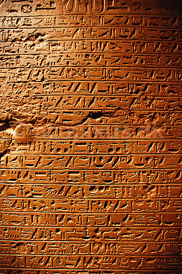Kong Kamose's stella. Kong Kamose's stella p� Luxor Museum ( Scan af KOL7796 ) ; ; Luxor; Egypten; Afrika; ; Hieroglyph, hieroglypher, hieroglyffer, skrift, skriftstyper, kommunikation