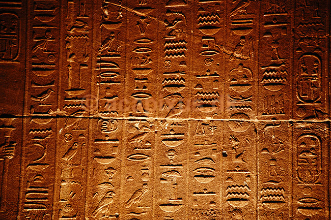 Hieroglyffer. Philae Tempel - Hieroglyffer - Philae tempel er dediceret Isis ( Scan af KOL139 ) ; ; Aswan; Egypten; Afrika; ; Hieroglyph, hieroglypher, hieroglyffer, skrift, skriftstyper, kommunikation