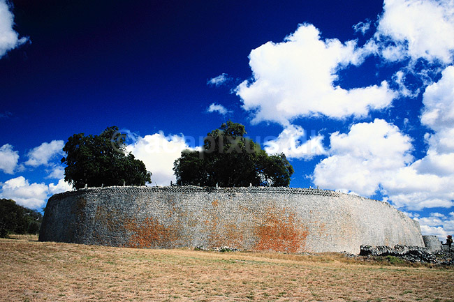 Great Zimbabwe. Great Zimbabwe - Ydermuren af Great Enclosure - Ordet Zimbabwe betyder stenhus p� shona. ( Scan af KOL3598 ) ; ; Great Zimbabwe / Masvingo; Zimbabwe; Afrika; ; Zimbabwe er opkaldt efter ruinerne