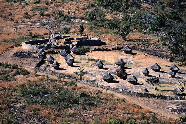Great Zimbabwe. Great Zimbabwe, Karanga Village - Rekonstrueret landsby - Ordet Zimbabwe betyder stenhus p� shona. ( Scan af KOL3612 ) ; ; Great Zimbabwe / Masvingo; Zimbabwe; Afrika; ; Zimbabwe er opkaldt efter ruinerne