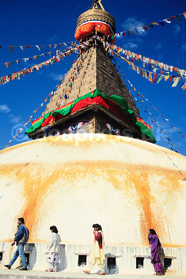 Bodhnath stupaen. Bodhnath stupaen - Bodhnath n�r Kathmandu ( Scan af KOL1389 ) ; ; Bodhnath; Nepal; Asien; ; Buddha, buddhisme, stupa