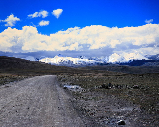 Friendship Highway. Friendship Highway p� det Tibetanske h�jplateau ( Scan af KOL4303 ); ; Himalaya bjergene; Tibet ( Kina ); Asien; ; transport, f�rdsels�rer, hovedveje, bjerge