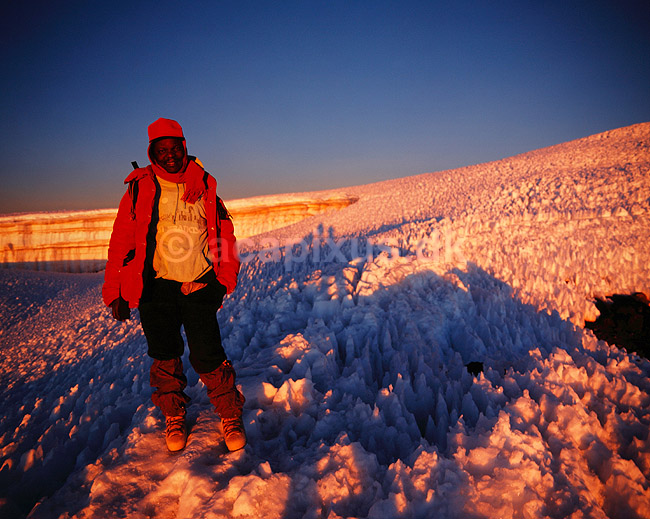 Bjergguide p� Mt Kilimanjaro. Bjergguide p� Mt Kilimanjaro ved toppen ved Uhuru Peak i 5895 m. ( Scan af KOL5838 ); ; Mt. Kilimanjaro NP; Tanzania; Afrika; ; Bjergbestigning, safari, turisme, vandreture, trekking