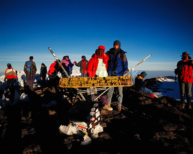 Bjergbestigere p� Mt Kilimanjaro. Bjergbestigere p� Mt Kilimanjaro ved toppen ved Uhuru Peak i 5895 m. ( Scan af KOL5841 ); ; Mt. Kilimanjaro NP; Tanzania; Afrika; ; Bjergbestigning, safari, turisme, vandreture, trekking