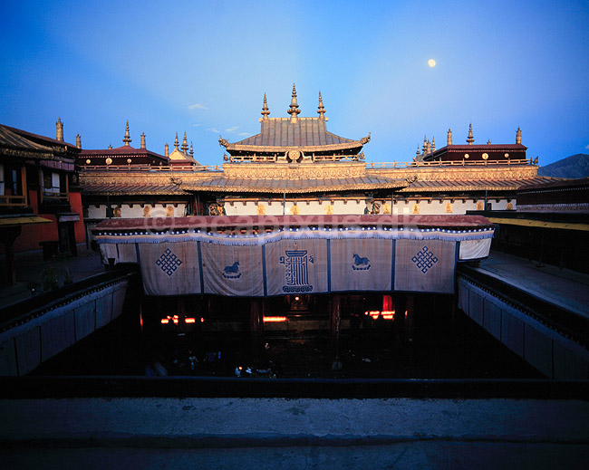 Jokhang. M�nen over Jokhang, buddhistisk tempel De gyldne tage ( Scan af KOL4365 ); ; Lhasa; Tibet ( Kina ); Asien; ; budhisme, religion
