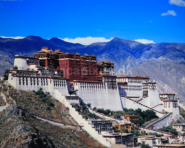 Potala paladset. Potala paladset - Set fra Chagpo Ri ( Scan af KOL4381 ); ; Lhasa; Tibet ( Kina ); Asien; ; Dalai Lama, budhisme, religion