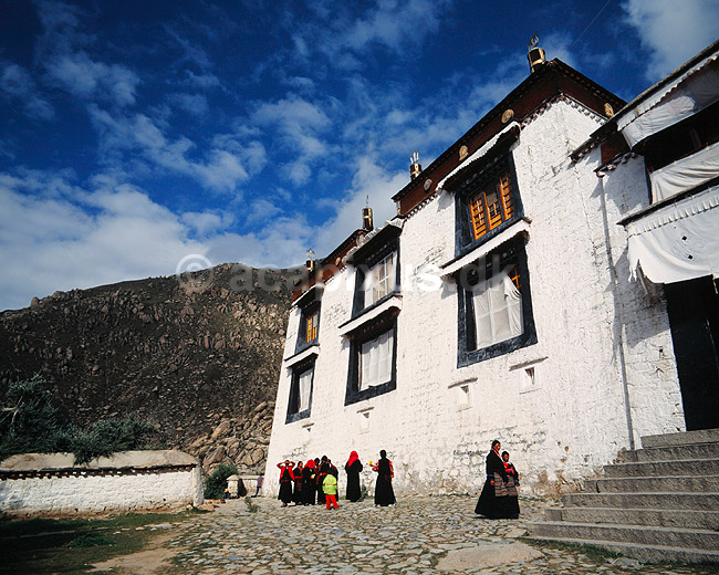 Dreprung klosteret. Dreprung klosteret Tibetansk munke-kloster ( Scan af KOL4332 ); ; Lhasa; Tibet ( Kina ); Asien; ; Kloster, budhisme, religion, klostre