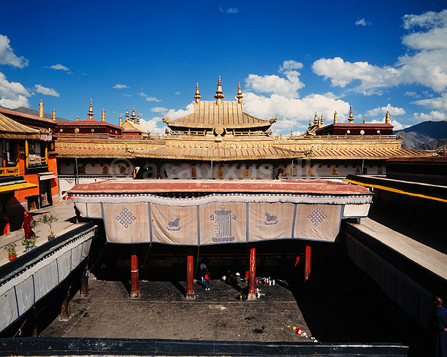 Jokhang. Jokhang, buddhistisk tempel De gyldne tage ( Scan af KOL4364 ); ; Lhasa; Tibet ( Kina ); Asien; ; budhisme, religion
