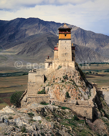 Yumbulagang. Yumbulagang - Gammel borg, nu anvendt som munke-kloster ( Scan af KOL4355 ); ; Tsetang; Tibet ( Kina ); Asien; ; Yumbu Lhakhang, Zetang