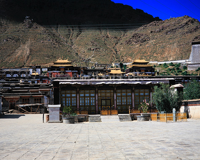 Tashilhunpo klosteret. Tashilhunpo klosteret - Tibetansk munke-kloster ( Scan af KOL4320 ); ; Shigatse; Tibet ( Kina ); Asien; ; Kloster, budhisme, religion, klostre