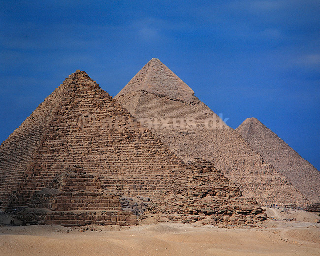 Giza pyramiderne. Giza pyramiderne - Fra venstre Mycerinus, Chephren og Cheops ( Scan af KOL7628 ); ; Giza / Cairo; Egypten; Afrika; ; Pyramide, pyramider