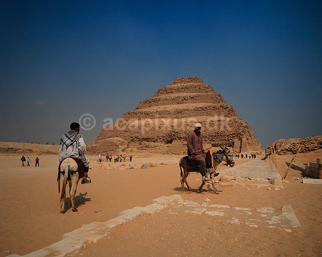 Trin Pyramiden i Saqqara. Trin Pyramiden i Saqqara (Step pyramid) Bygget af Kong Zosser i �r 27 f�r K. ( Scan af KOL7635 ); ; Saqqara; Egypten; Afrika; ; Trinpyramide, pyramider