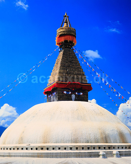 Bodhnath stupaen. Bodhnath stupaen ( Scan af KOL4246 ); ; Bodhnath / Kathmandu; Nepal; Asien; ; Stupa, stupaer, budhisme, budha, budhas �je