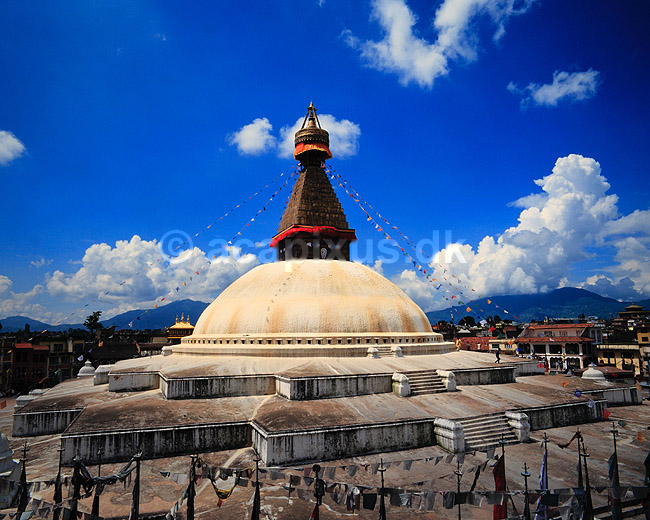 Bodhnath stupaen. Bodhnath stupaen ( Scan af KOL4242 ); ; Bodhnath / Kathmandu; Nepal; Asien; ; Stupa, stupaer, budhisme, budha, budhas �je