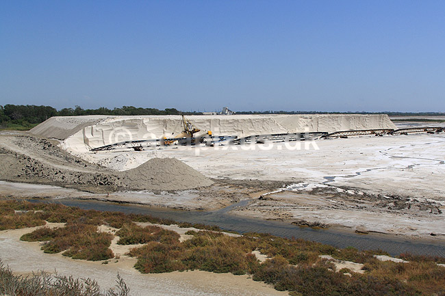 Salt. Bunker af salt ved Salin de Giraud i Camarque ; ; Salin de Giraud / Provence; Frankrig; ; ; Saltudvinding, salt, bordsalt, havsalt, saltudvinding, saltindvinding, fordampning, NaCl, r�stof