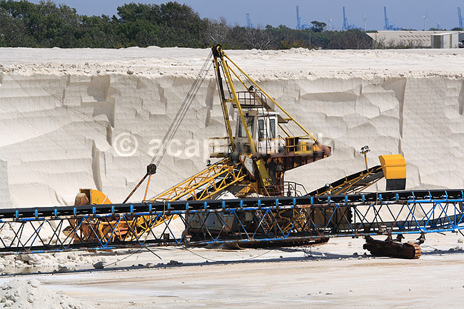 Salt. Bunker af salt ved Salin de Giraud i Camarque ; ; Salin de Giraud / Provence; Frankrig; ; ; Saltudvinding, salt, bordsalt, havsalt, saltudvinding, saltindvinding, fordampning, NaCl, r�stof