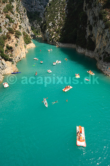 Gorge Verdon. Gorges du Verdon eller Grand canyon du Verdon. Turister p� floden Verdon; ; Gorges du Verdon / Provence; Frankrig; ; ; Dale, canyon, canyons, erosion, floder, alperne